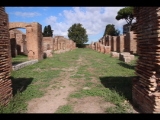 03974 ostia - regio i - insula v-vi - portico est e ovest di pio ix and loggias (i,v,2 - i,vi,1) - cardo maximus - bli ri norden - 09-2022.jpg